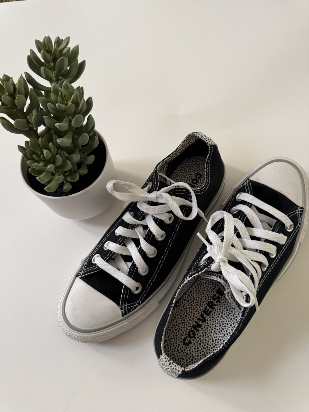 Converse Black and White Low-Top Canvas Sneakers, size 7….👟